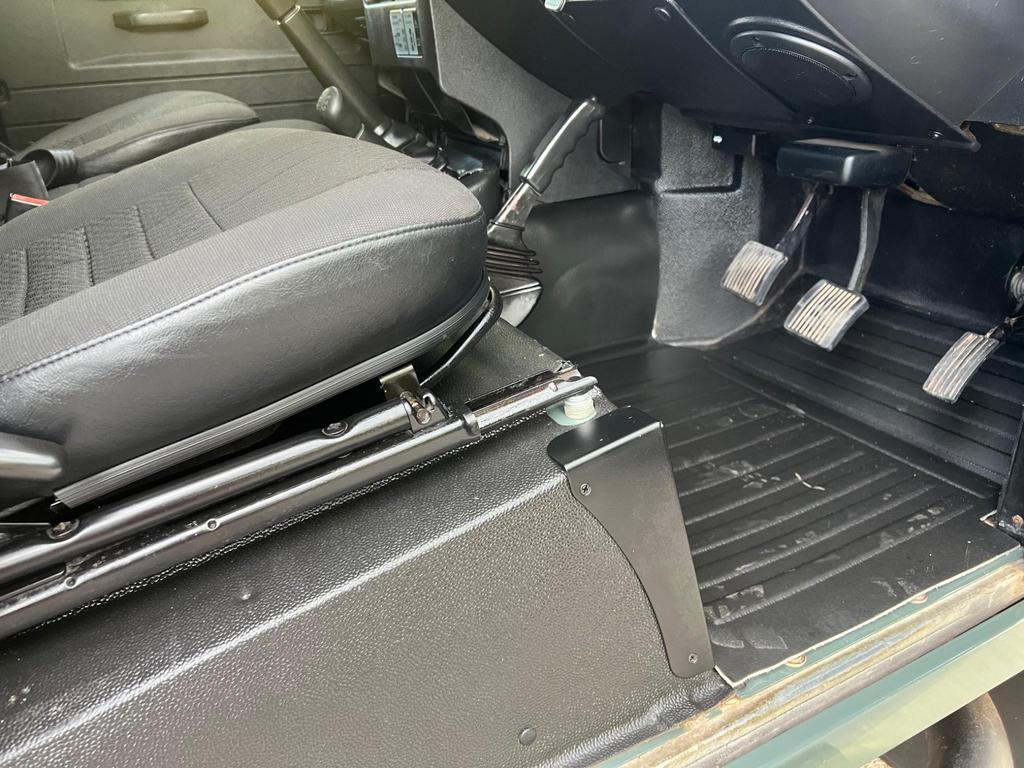 
								2007 Land Rover Defender 90 2.4L TDCi County Hard Top – £3400 full									