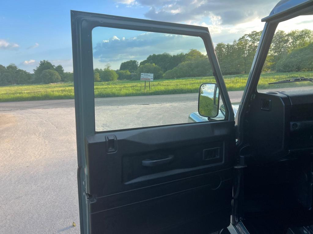 
								2007 Land Rover Defender 90 2.4L TDCi County Hard Top – £3400 full									